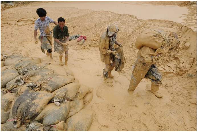 Ouvriers dans une mine de terres rares dans la province de Jiangxi (Chine - Oct.2010)